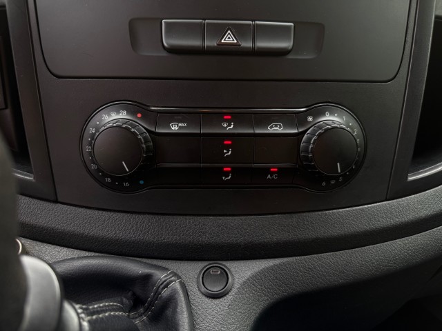 MERCEDES-BENZ VITO 111CDI Lang / Airco / Cruise / Camera / Navi / Parkeersensoren / Trekhaak, VDW Cars, Enschede