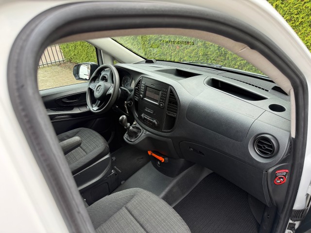 MERCEDES-BENZ VITO 111CDI Lang / Airco / Cruise / Camera / Navi / Parkeersensoren / Trekhaak, VDW Cars, Enschede