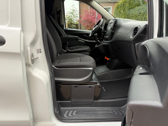 MERCEDES-BENZ VITO 111CDI Lang / Airco / Cruise / Camera / Navi / Parkeersensoren / Trekhaak, VDW Cars, Enschede