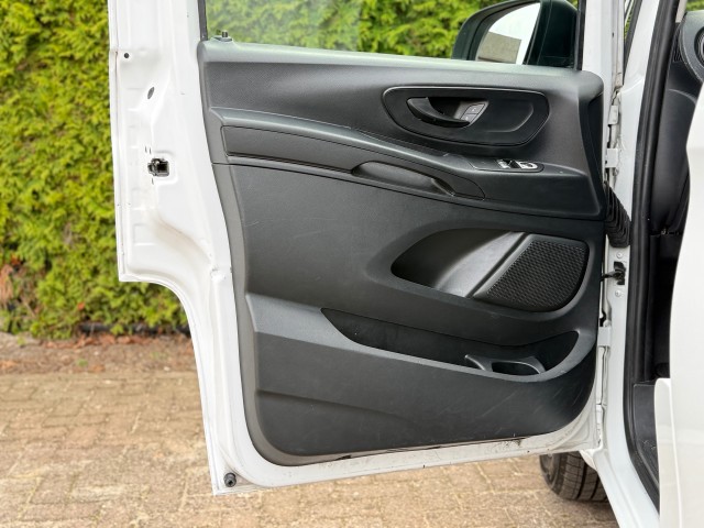 MERCEDES-BENZ VITO 111CDI Lang / Airco / Cruise / Camera / Navi / Parkeersensoren / Trekhaak, VDW Cars, Enschede