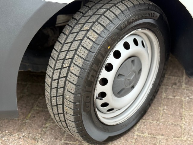 MERCEDES-BENZ VITO 111CDI Lang / Airco / Cruise / Camera / Navi / Parkeersensoren / Trekhaak, VDW Cars, Enschede