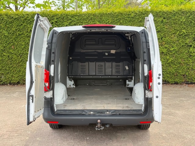 MERCEDES-BENZ VITO 111CDI Lang / Airco / Cruise / Camera / Navi / Parkeersensoren / Trekhaak, VDW Cars, Enschede