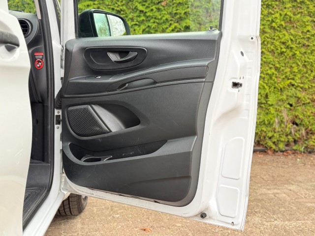 MERCEDES-BENZ VITO 111CDI Lang / Airco / Cruise / Camera / Navi / Parkeersensoren / Trekhaak, VDW Cars, Enschede