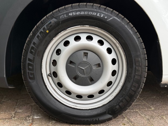 MERCEDES-BENZ VITO 111CDI Lang / Airco / Cruise / Camera / Navi / Parkeersensoren / Trekhaak, VDW Cars, Enschede